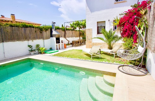 Comarruga House | Cozy beach house with private pool 5 min walk from the beach, family-friendly