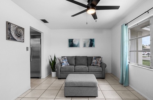 Gulf Gate Woods House | Cozy beach house with pool near Siesta Key Beach