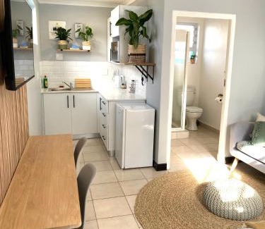 Redhill Apartment | Cozy Beachside Studio Apartment on Surfers Corner