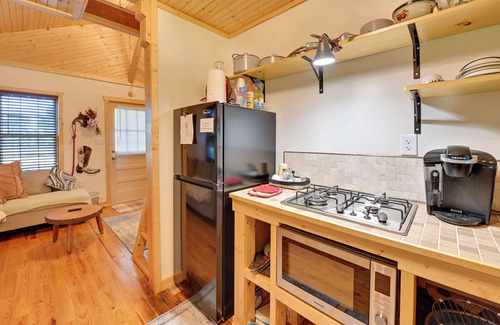 Heidelberg Cabin | Cozy Beattyville Cabin w/Fire Pit & Hot Tub