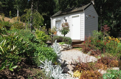 Naseby Cottage | Cozy, beautifully decorated cottage sitting in a stunning seasonal garden