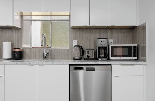 Dunbar House | Cozy BSMT suite Near UBC, Kits, and DT