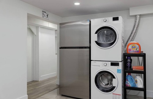 Dunbar House | Cozy BSMT suite Near UBC, Kits, and DT