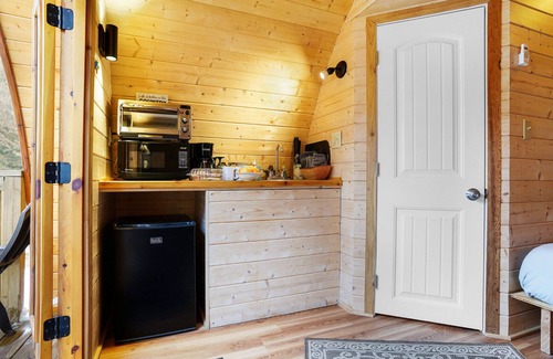 Ashland Cabin | Cozy Bungalow Cabin Sleeps 2 with Double Bed. Quaint and Pet Friendly!