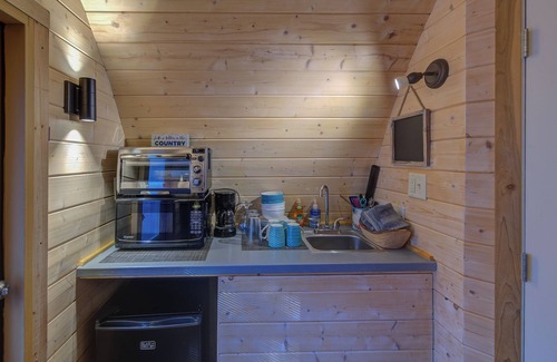 Ashland Cabin | Cozy Bungalow Cabin Sleeps 2 with Double Bed. Quaint and Pet Friendly!