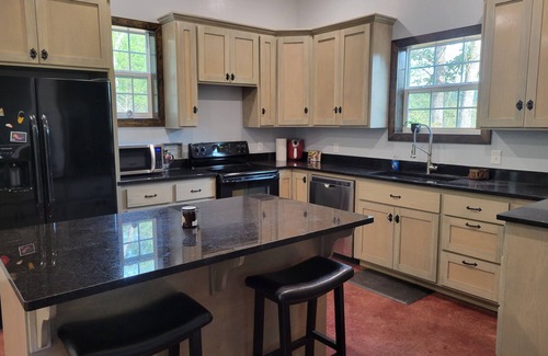 Elkins Cabin | Cozy cabin 16 miles from Razorback Stadium great for game weekends.