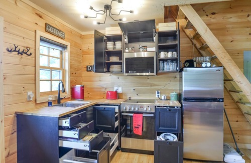 McMurrich/Monteith Cabin | Cozy Cabin + Bunkie~lakefront~muskoka~watertoys