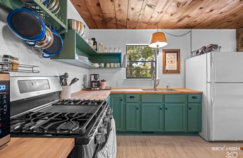 Marble Falls Cabin | Cozy Cabin, Central AC, 5 Min. to Buffalo River, Pets & Families Welcome!