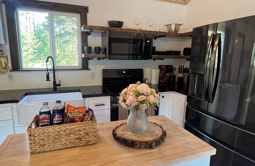 Athol Cabin | Cozy cabin in charming forested area