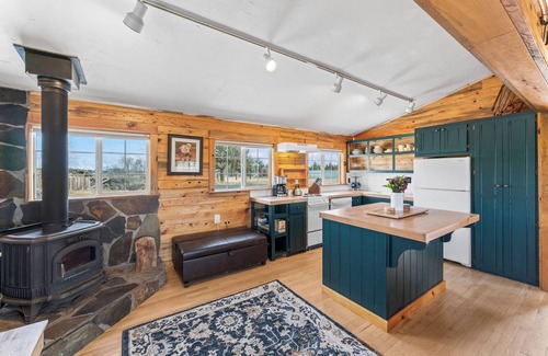 Bend Cabin | Cozy cabin just outside Sisters, pet friendly, great Mountain View’s, WiFi, & AC
