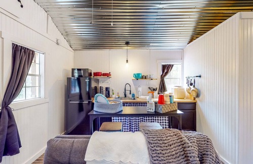 Colmesneil Cabin | Cozy Cabin Near Lakes w/ Hammock & Outdoor Shower