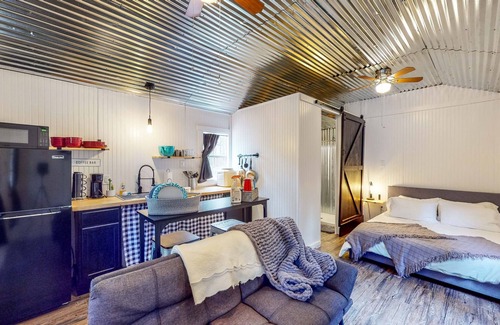 Colmesneil Cabin | Cozy Cabin Near Lakes w/ Hammock & Outdoor Shower