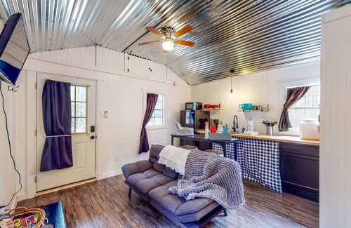 Colmesneil Cabin | Cozy Cabin Near Lakes w/ Hammock & Outdoor Shower