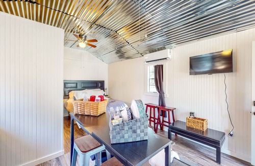 Colmesneil Cabin | Cozy Cabin Near Lakes w/ Firepit & Outdoor Shower