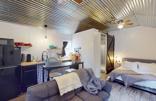 Colmesneil Cabin | Cozy Cabin Near Lakes w/ Hammock & Outdoor Shower