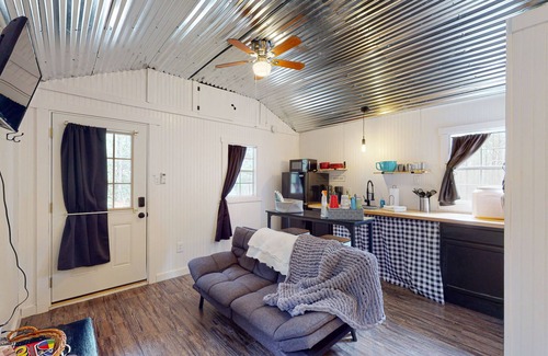 Colmesneil Cabin | Cozy Cabin Near Lakes w/ Hammock & Outdoor Shower