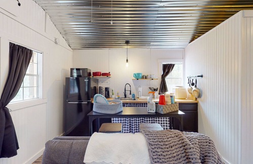 Colmesneil Cabin | Cozy Cabin Near Lakes w/ Hammock & Outdoor Shower