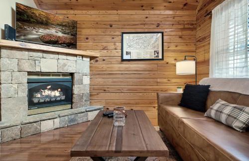 Pigeon Forge House | Cozy Cabin Near Smoky w Resort Pool & Grill
