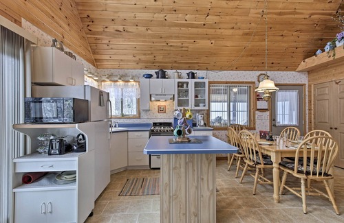 Weirgor Cabin | Cozy Cabin on 10 Acres, Walk to Chippewa River!