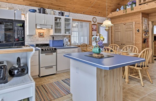 Weirgor Cabin | Cozy Cabin on 10 Acres, Walk to Chippewa River!