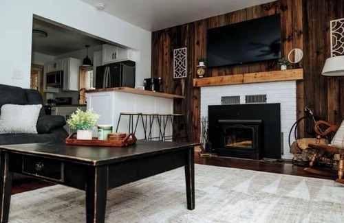 Laurelton Cabin | Cozy Cabin on the Creek with Hot Tub!