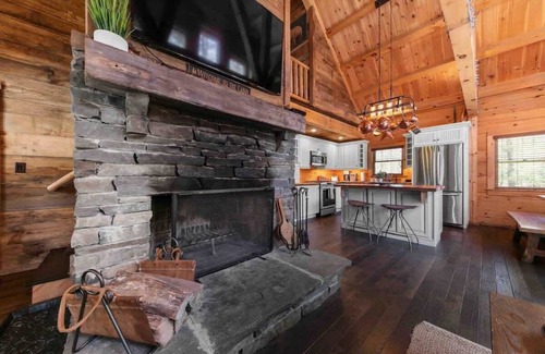 Jewett House | Cozy Cabin Retreat with Hot Tub & Fire Pit