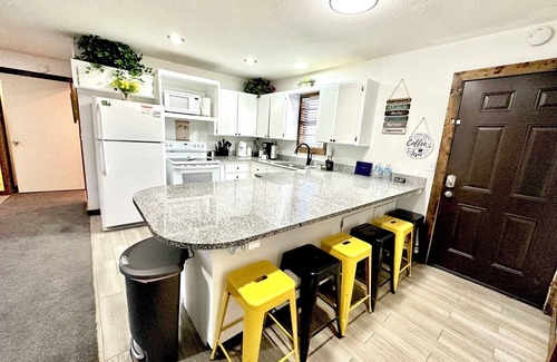 Kingston House | Cozy Cabin @ Sandy Lake - near rampnHot tub w/shower,Boat/SBS/jet skies parking