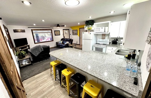 Kingston House | Cozy Cabin @ Sandy Lake - near rampnHot tub w/shower,Boat/SBS/jet skies parking