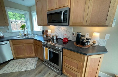Silver Creek Ski Chalet | Cozy Cabin Walk to lake Hot tub Bikes Kayaks Grill