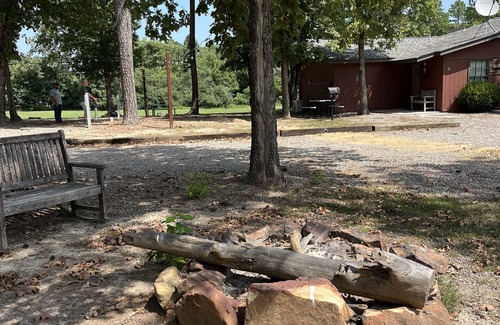 Paris Cabin | Cozy cabin with 2 beds near trails on the great Mount Magazine.n