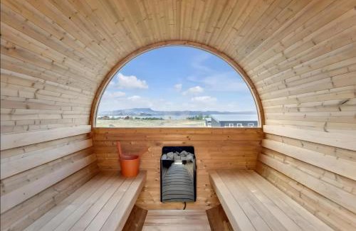 Veidilundur Apartment | Cozy Cabin with Hot Tub & Sauna - Ultimate Retreat