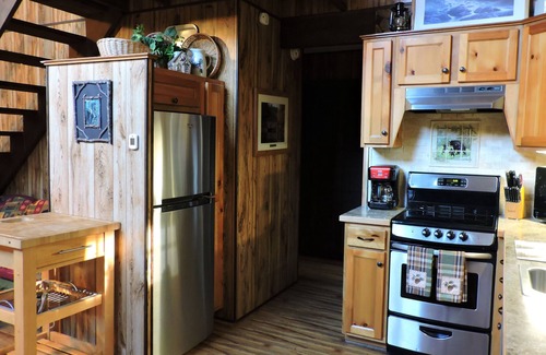Robbinsville Cabin | Cozy cabin with Paved access, Carport & Fast Wi-Fi