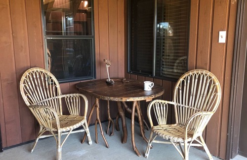 Regional District of Nanaimo Cabin | Cozy Canadian cabin overlooking the ocean! 1 min to the beach