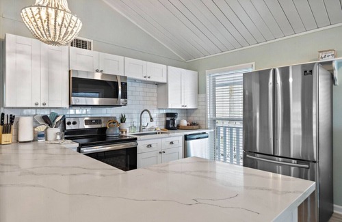 Galveston House | Cozy Canalfront Bungalow with Screened Patio