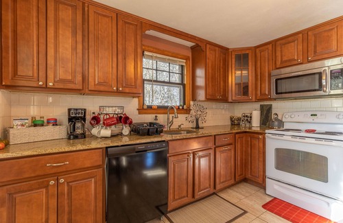 New Britain House | Cozy Cape Close to Farmington, Plainville & Downtown New Britain