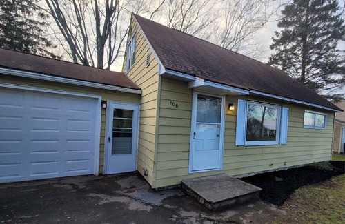 Lindbergh Lawns House | Cozy Cape convenient to Fairgrounds, Downtown,Hospitals,Amphitheater & much more