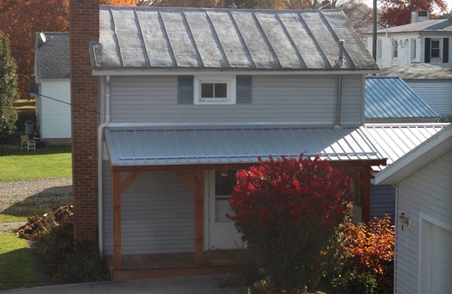 Bellville Cottage | Cozy Carriage House with an Urban Cabin Ambiance