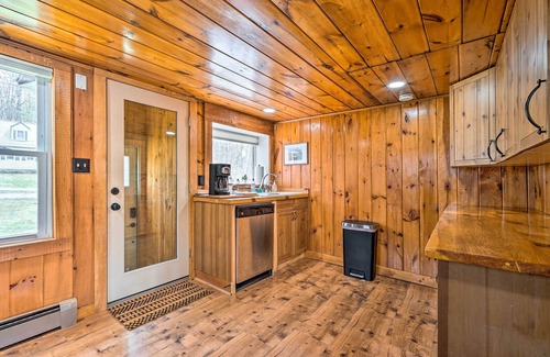 Hydeville Cabin | Cozy Castleton Cabin with Fire Pit + Water Access!