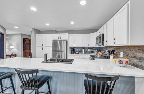 Sugar Mountain House | Cozy Chalet Retreat w Stunning Views +Fireplace/100 yrs from Slopes