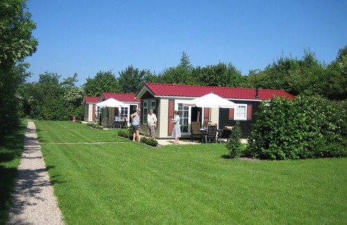 Kamperland Ski Chalet | Cozy chalet surrounded by greenery near the Banjaard beach