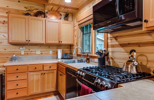 McKenzie Bridge Cabin | Cozy, charming McKenzie River front 2-bedroom cabin in McKenzie Bridge,
