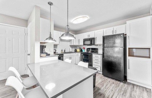 Pleasant Valley Apartment | Cozy Chic 2BR King Suite w Gym& close to DT