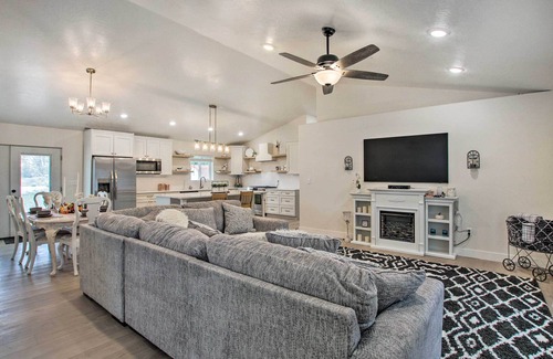 Bloomington House | Cozy + Chic Abode ~ 11 Mi to Bloomington Lake