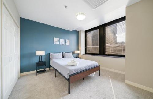 Downtown Pittsburgh Apartment | Cozy Chic HEART OF PITTSBURGH 7th Floor 24-7 Gym Lounge Roku