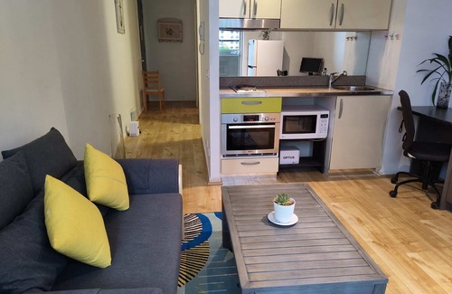 Carlton South Apartment | Cozy City Apartment - 1 Bedroom with Balcony
