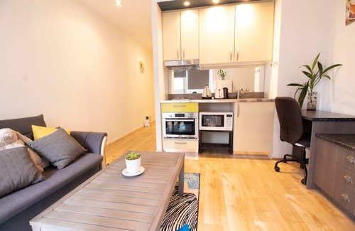 Carlton South Apartment | Cozy City Apartment - 1 Bedroom with Balcony