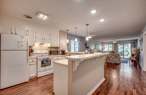 Surfside Beach Condo | Cozy/Clean Ground Floor Surfside Beach Condo 1 Block walk to Beach Pet Friendly