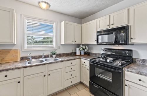 Auburn Apartment | Cozy & Close to Campus!