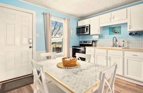 Rockport House | Cozy Coastal Cottage ~Pet friendly & Boat Parking!