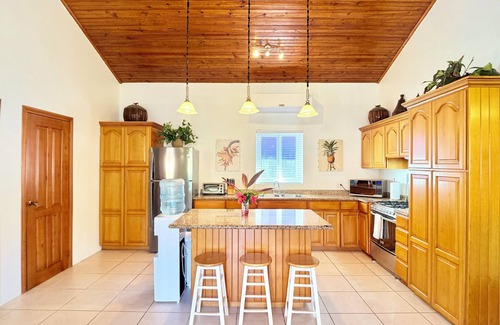 West End Villa | Cozy Condo @Sunset Villas, West End